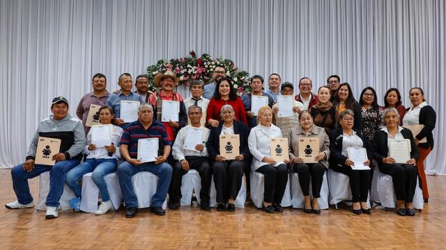 Texcoco e INEA entregaron certificados de primaria y secundaria