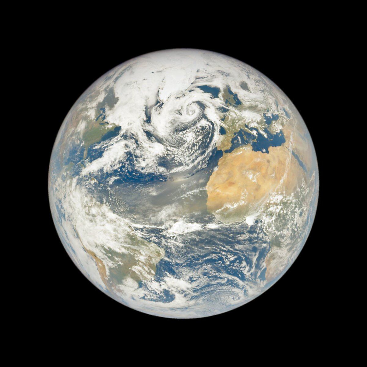 Nube de polvo del Sahara en 2022 sobre las Islas Canarias a las 13:37 del martes 17 de mayo