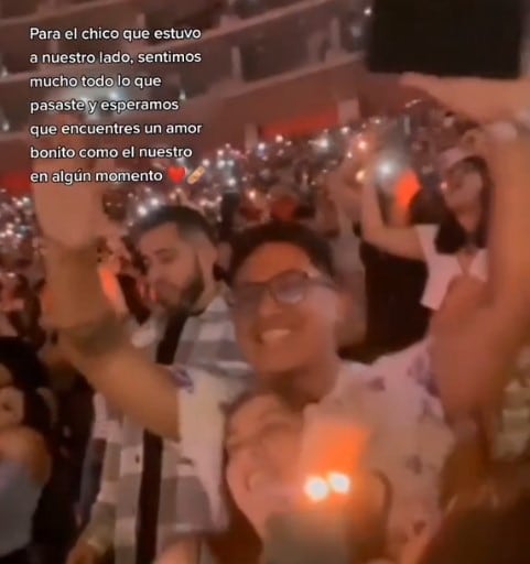 Chico solitario en concierto de Bad Bunny