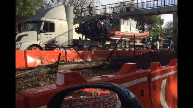 Tráiler atorado en puente de Viaducto Tlalpan