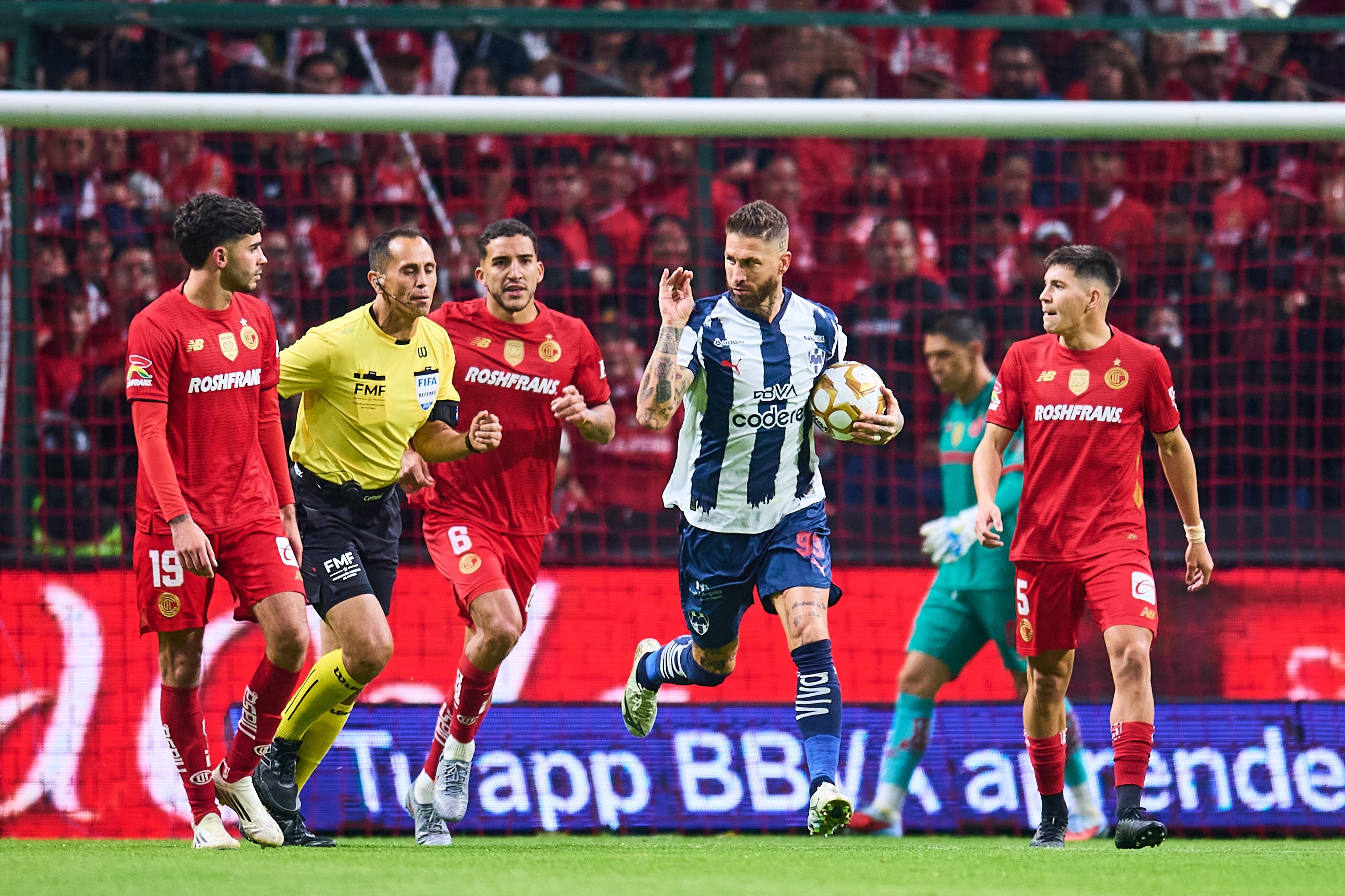 Árbitros del Toluca vs Rayados le dieron un regalo especial a Sergio Ramos.