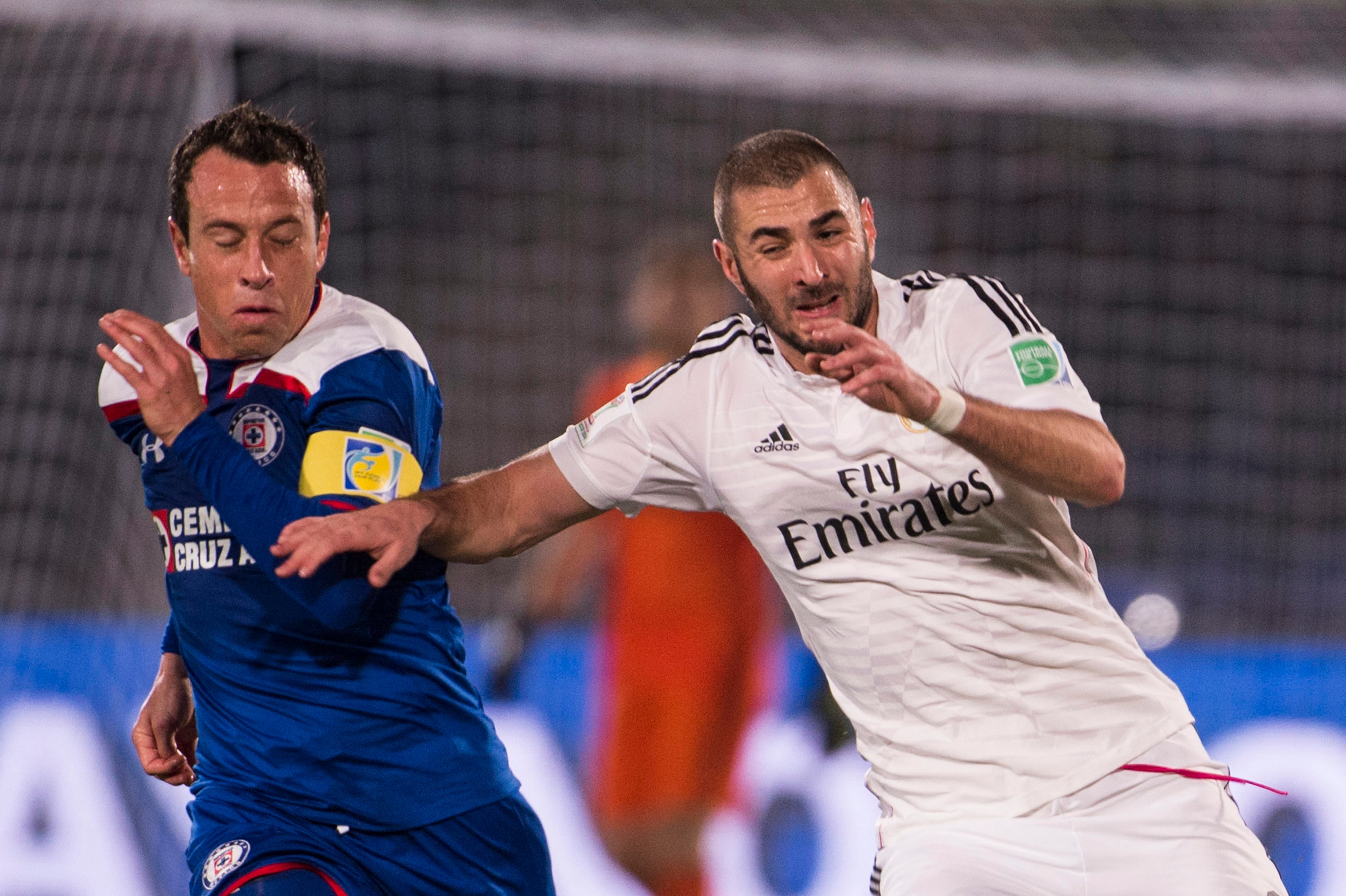Gerardo Torrado de Cruz Azul, compite contra Karim Benzema del Real Madrid.