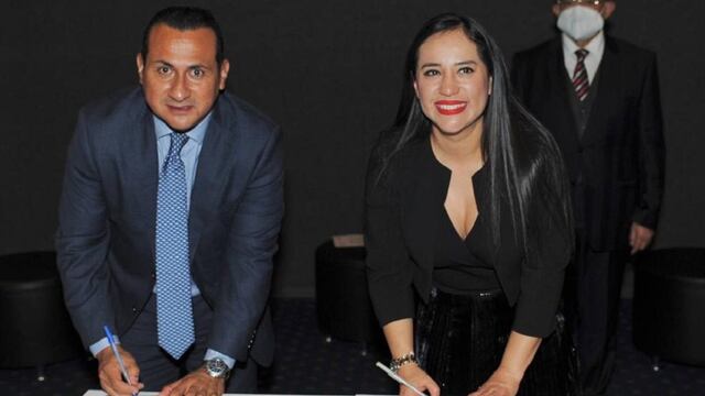 Sandra Cuevas firma convenio con Cinépolis