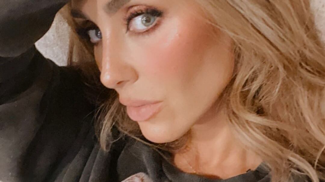 Anahí lanza su línea de maquillaje