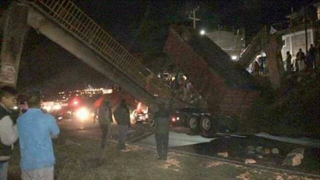 Tráiler derriba puente peatonal