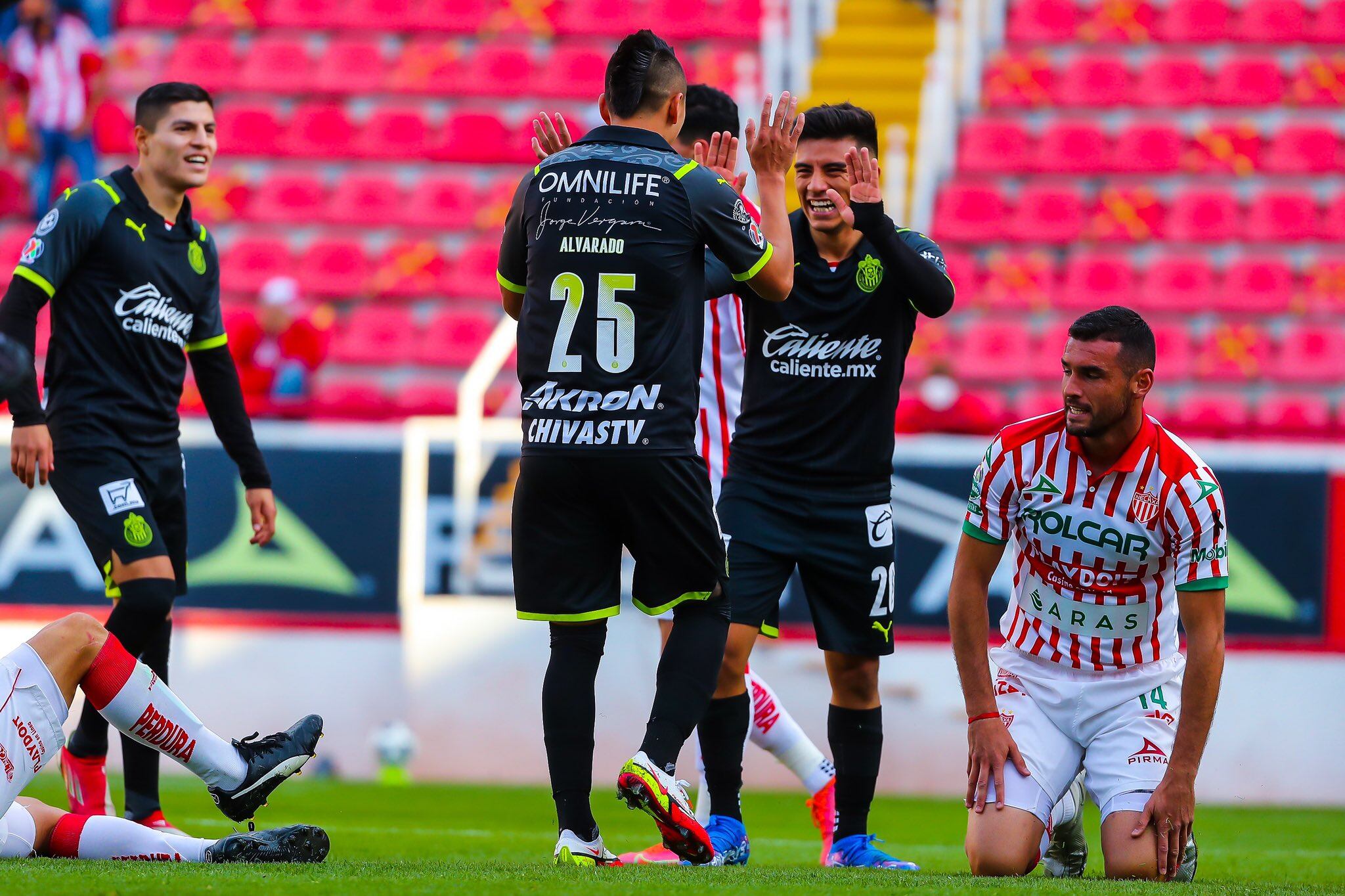 Roberto Alvarado celebra gol con Chivas
