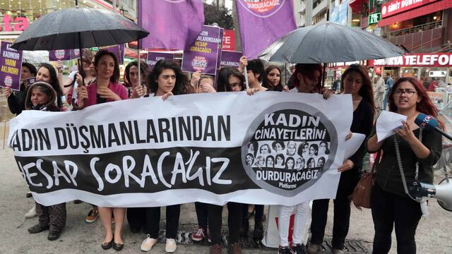 Mujeres turcas se manifiestan contra Erdogan