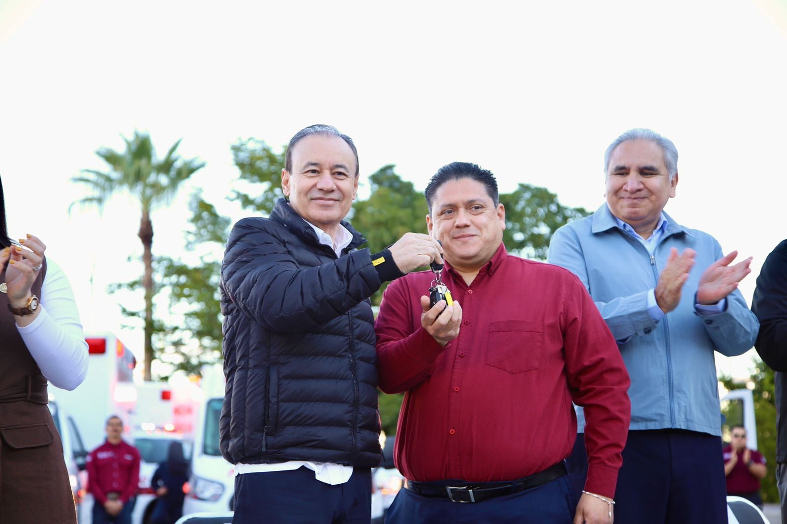 Alfonso Durazo entrega 12 ambulancias en Sonora