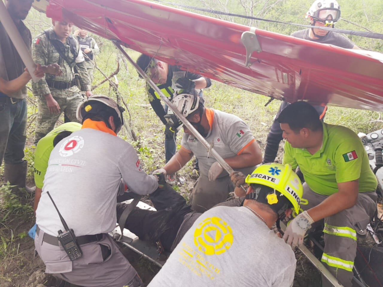 La avioneta cayó cerca de Cadereyta.