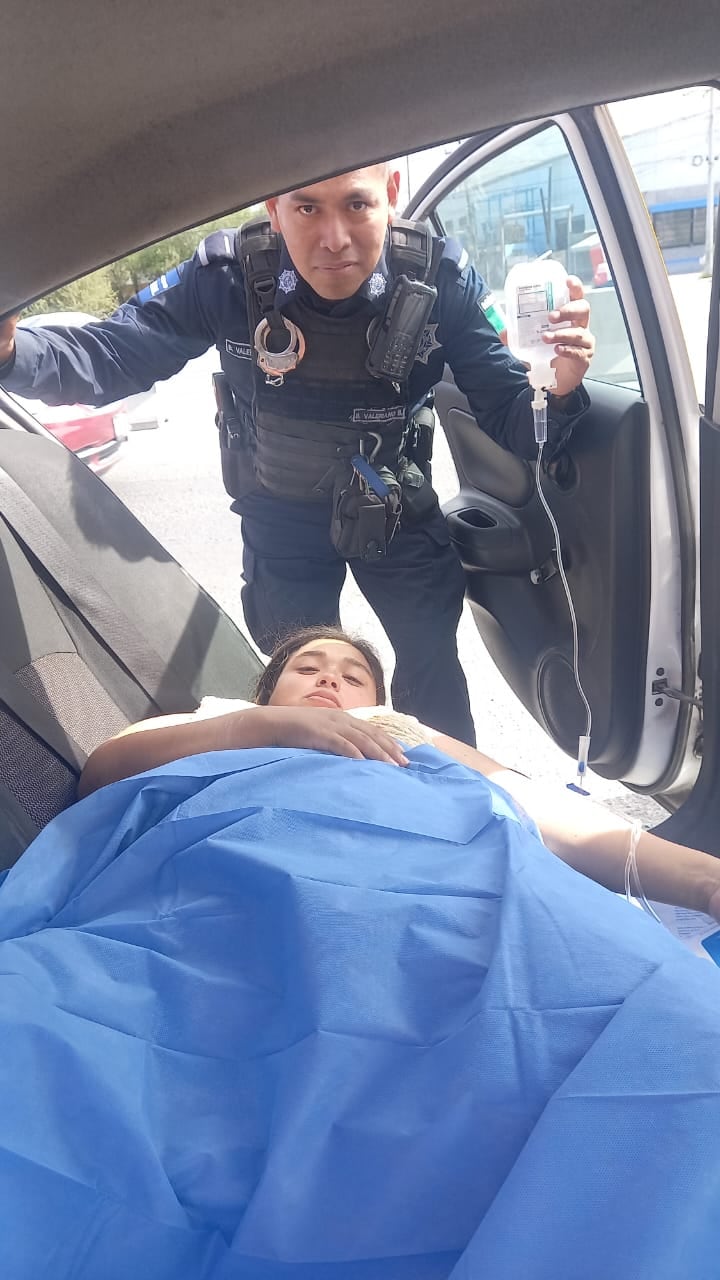 Policías de Santa Catarina, en Nuevo León ayudan a mujer embarazada en labor de parto