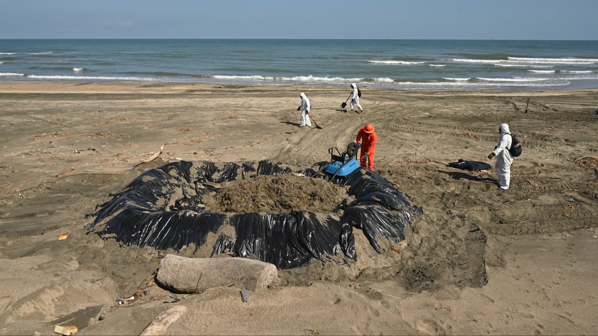 Derrame de petróleo avanza 170 kilómetros y llega a Tabasco