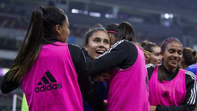Lizbeth Ovalle celebra su gol 0-1 de Tigres durante el partido America vs Tigres
