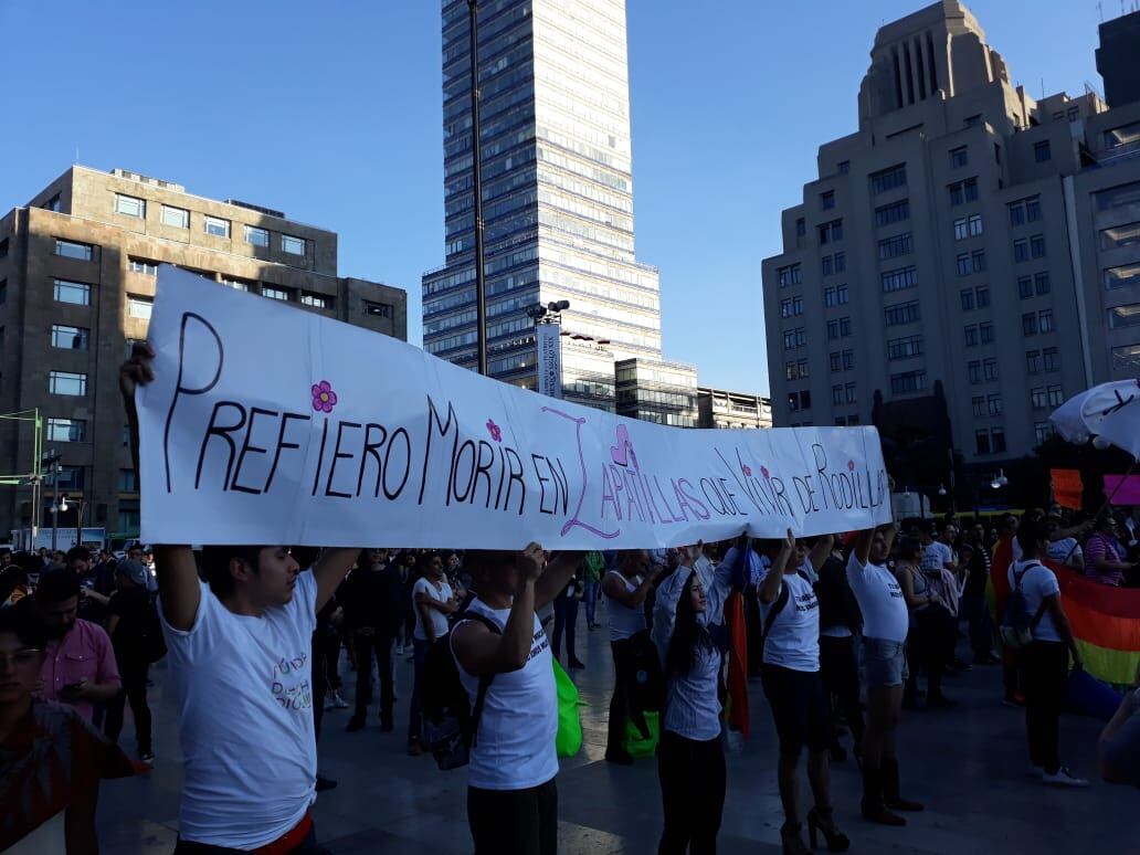 Integrantes de la Comunidad LGBTI llegaron a protestar a la explanada del Palacio de Bellas Artes.