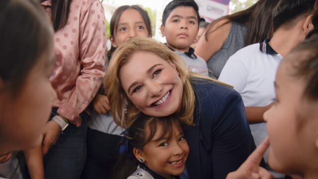 Maru Campos entregó apoyos escolares en Chihuahua