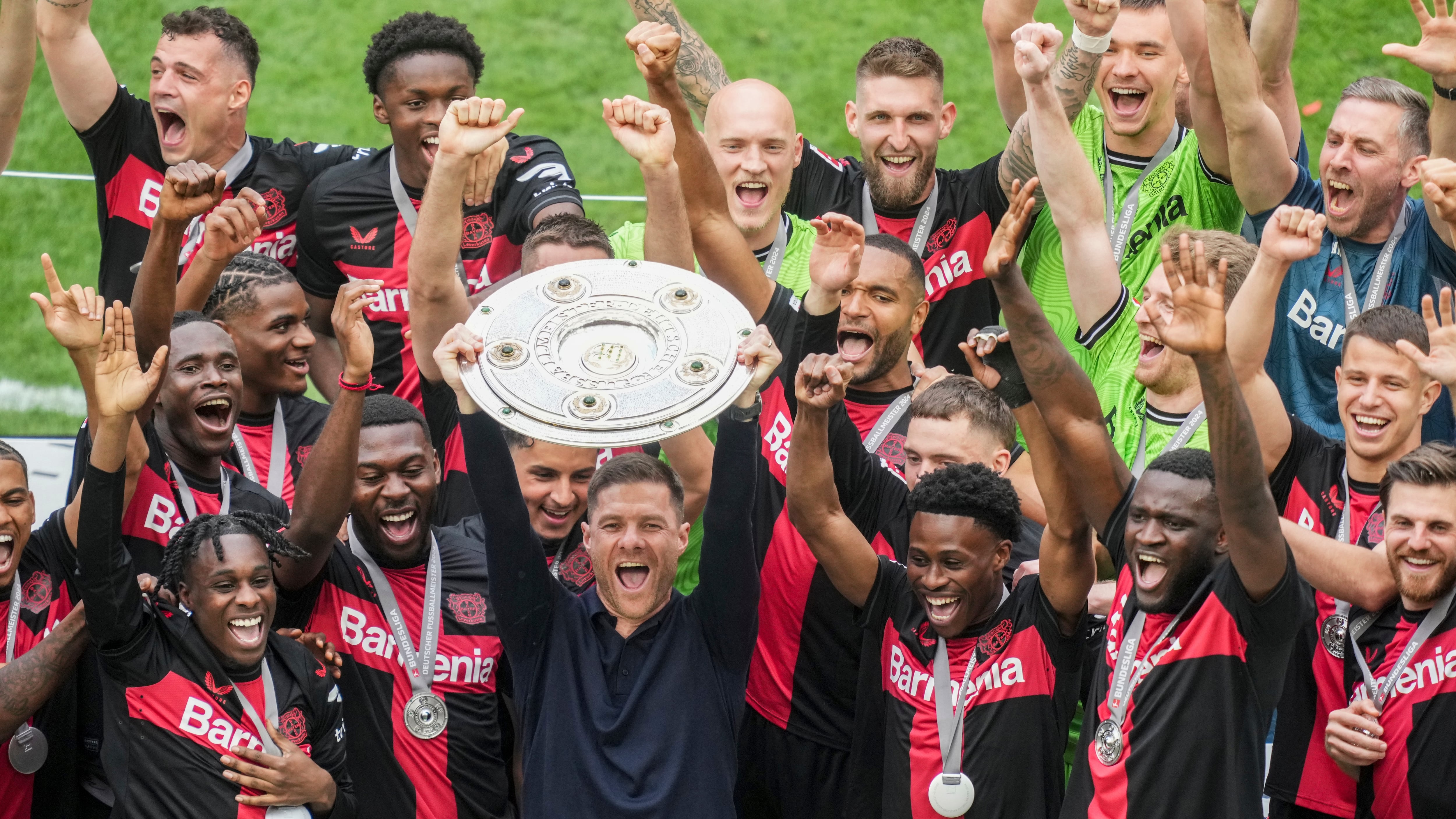 Bayer Leverkusen se coronó campeón de la Bundesliga invicto; le restan dos partidos para el triplete