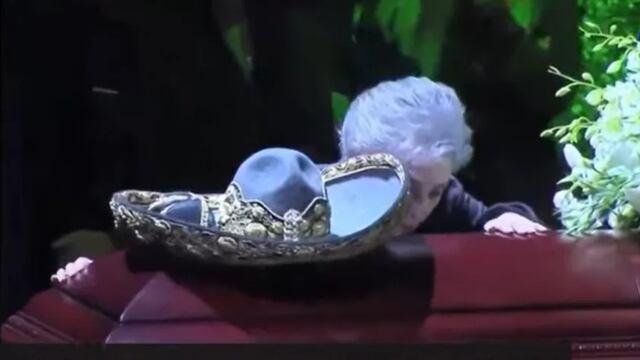 Doña Cuquita besa ataúd de Vicente Fernández