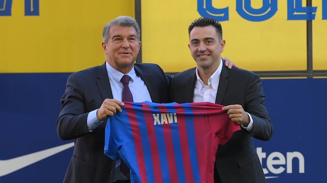 Joan Laporta, presidente del FC Barcelona, y Xavi Hernández