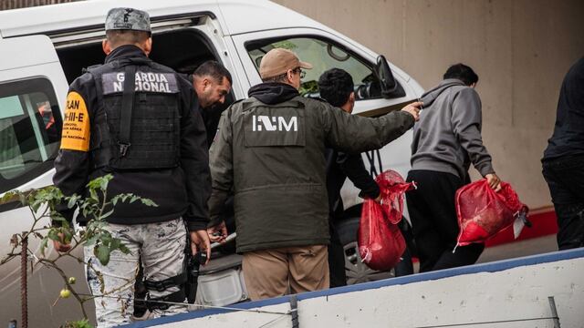 Personal de INM recibiendo migrantes en Tijuana, Baja California