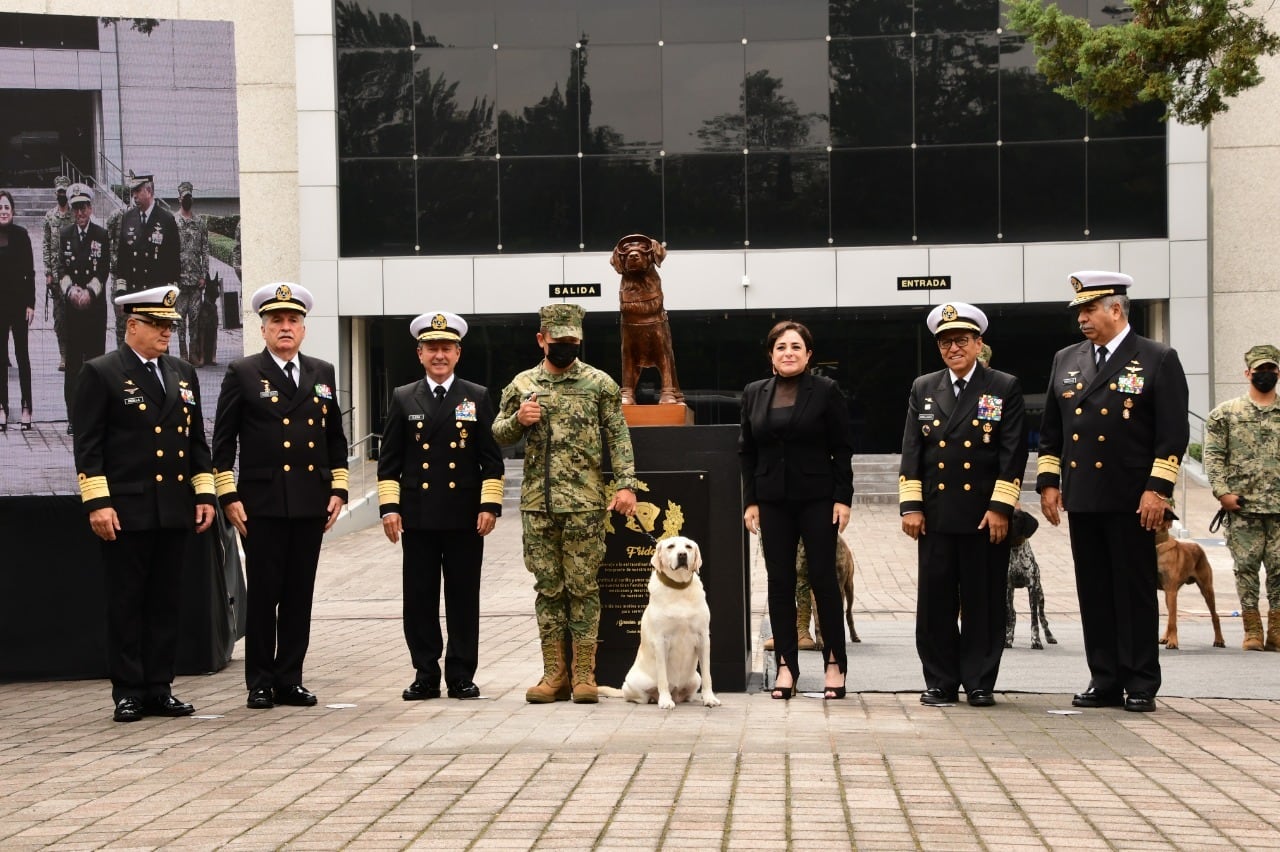 Frida con elementos de la Secretaría de Marina durante la develación de su estatua