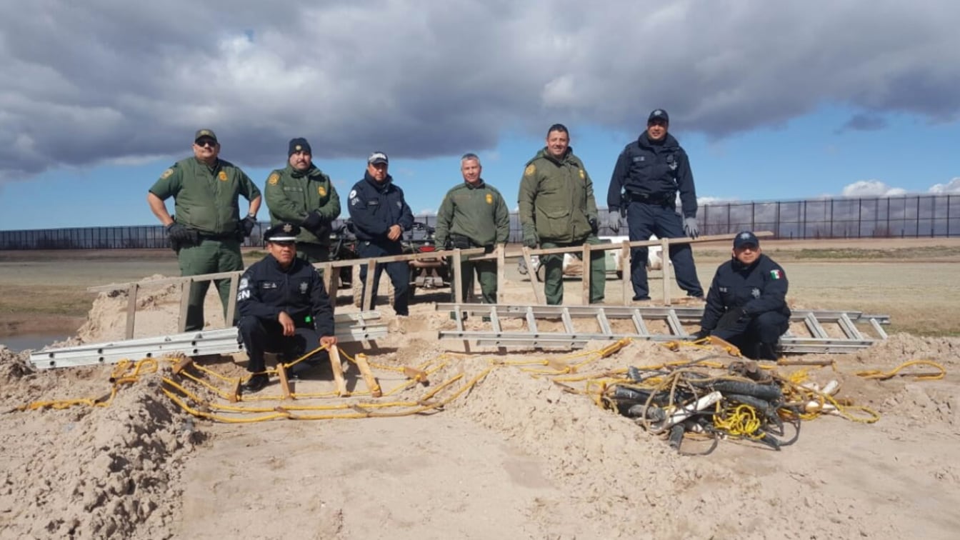 Aseguran 9 escaleras en Chihuahua; eran usadas para brincar el muro fronterizo
