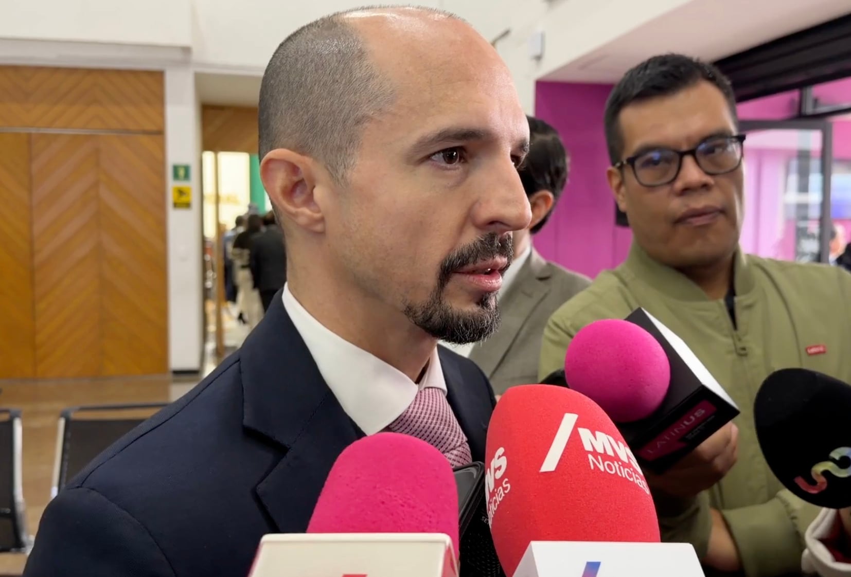 Carla Humphrey y Arturo Castillo cuestionan a Taddei por su chofer y los contratos del INE