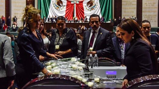 Llevan rosas al curul de la diputada Carmen Medel por asesinato de su hija (VIDEO)