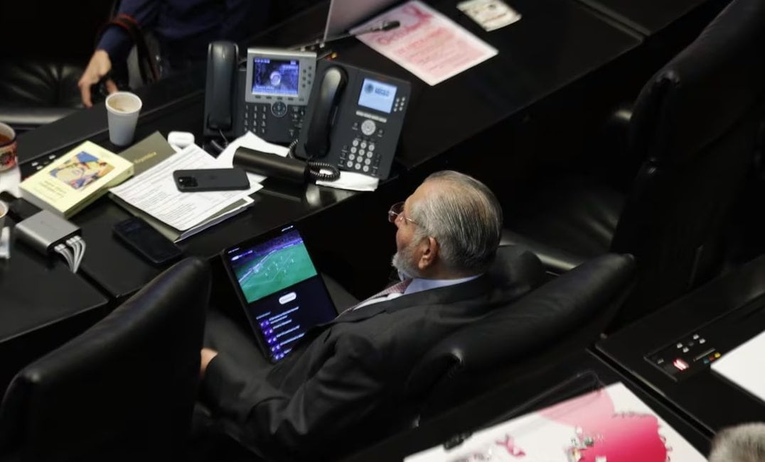 Adán Augusto causa polémica al mirar partido del Barça en lugar de la comparecencia del secretario de Hacienda