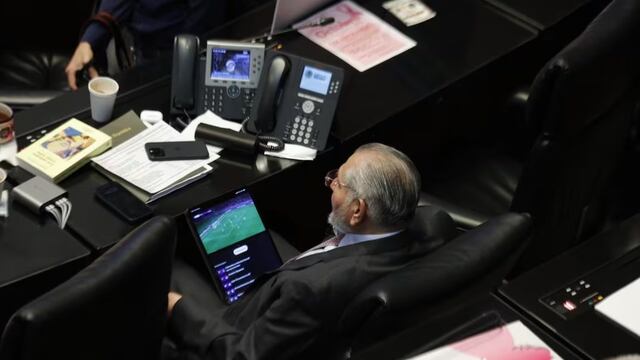 Adán Augusto causa polémica al mirar partido del Barça en lugar de la comparecencia del secretario de Hacienda