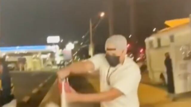 Hombre destruye puesto de tacos rociando extintor en la parrilla