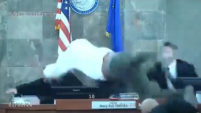 Hombre se avienta contra jueza durante audiencia en Estados Unidos