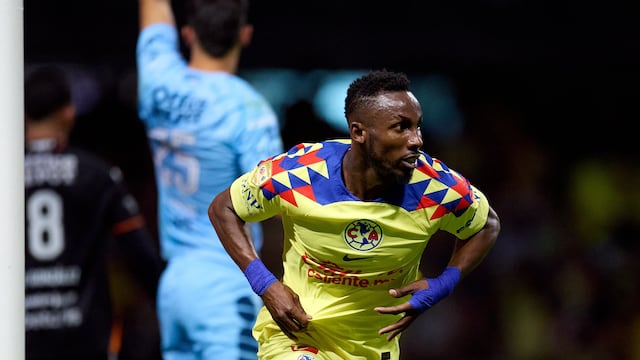 Julián Quiñones celebrando con América