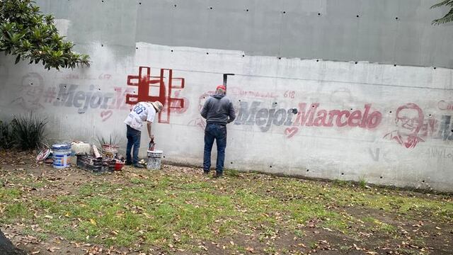 Trabajadores borran barda de Marcelo Ebrard y este los cacha
