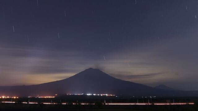 Durante la noche de ayer y madrugada de hoy el volcán Popocatépetl mantuvo una gran actividad, imagen de larga exposición tomada desde la caseta de la autopista Siglo XXI de Atlixco.
