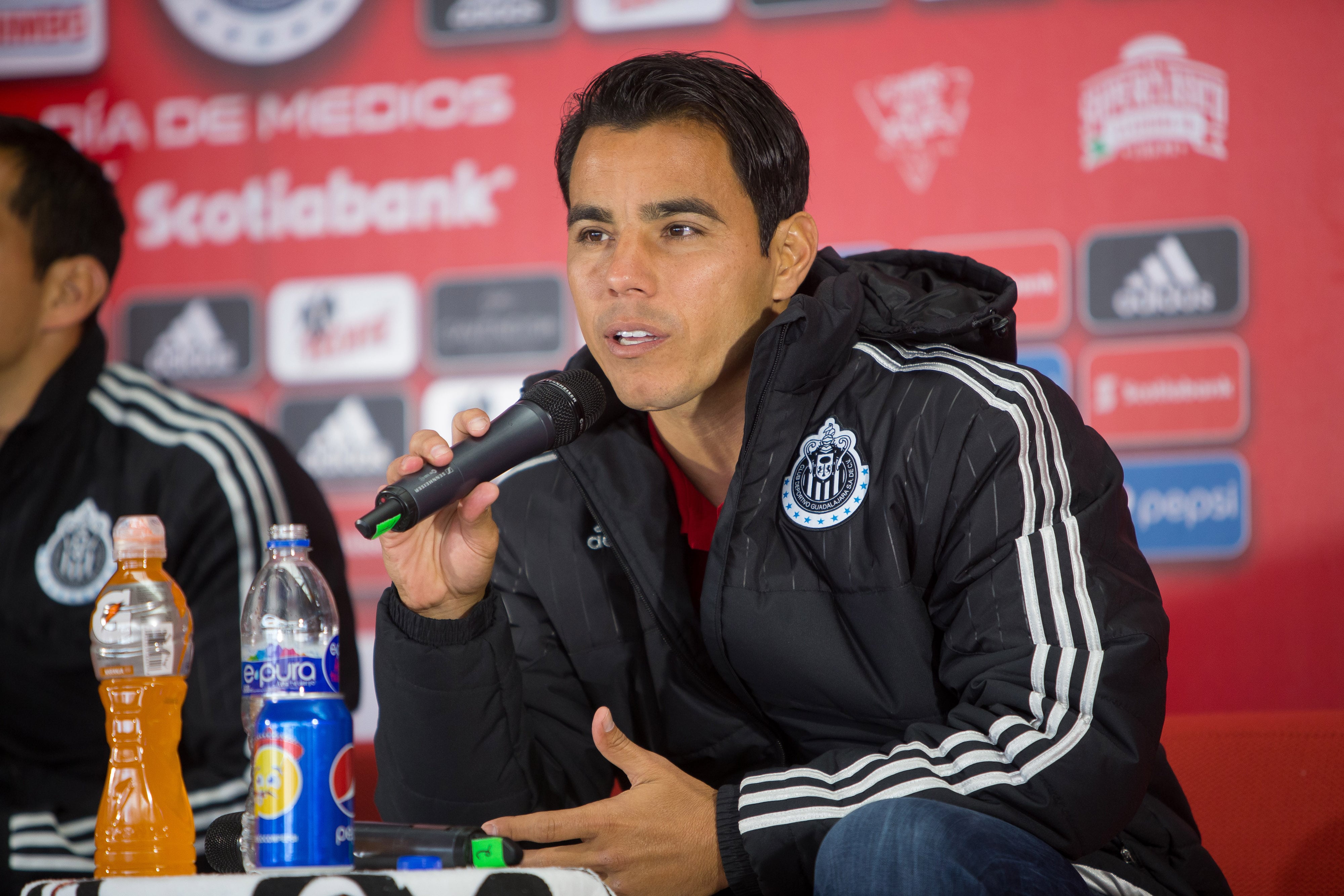 Revelan detalles de la detención de Omar Bravo; fue en un bar y mostró un amparo.