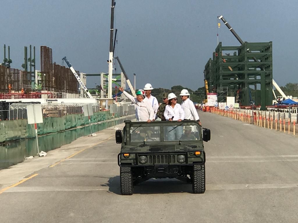 AMLO supervisa refinería de Dos Bocas