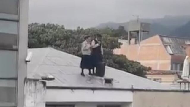 Monjas trepadas en un techo