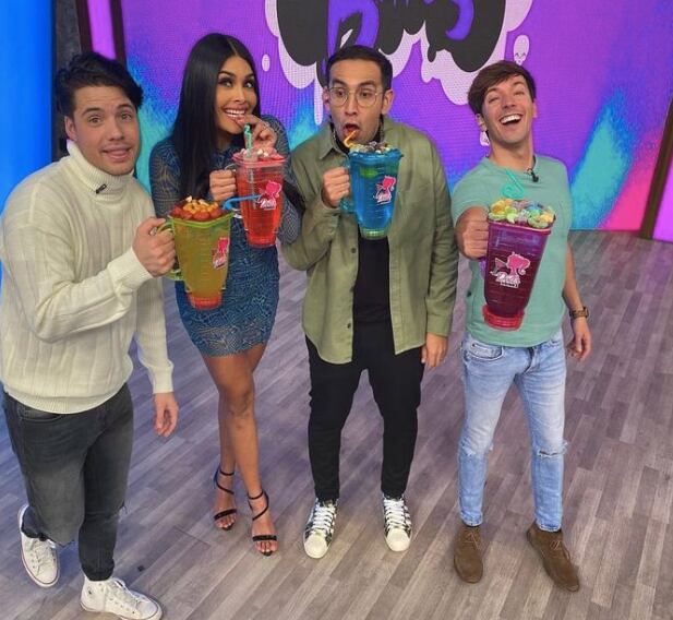 Conductores de Venga La Alegría prueban licuachelas de Dolls Drinks