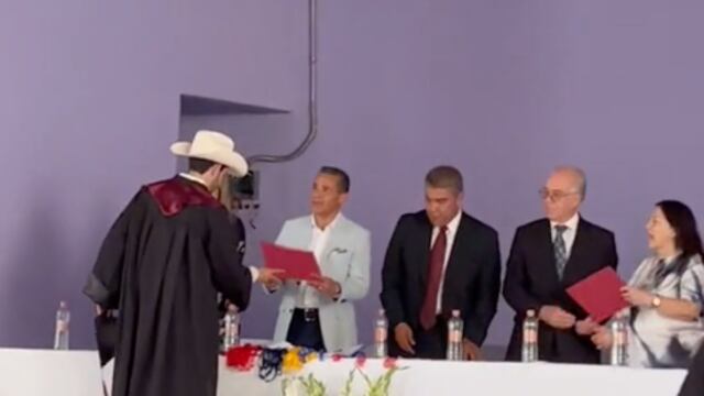 Se cambia el birrete por sombrero