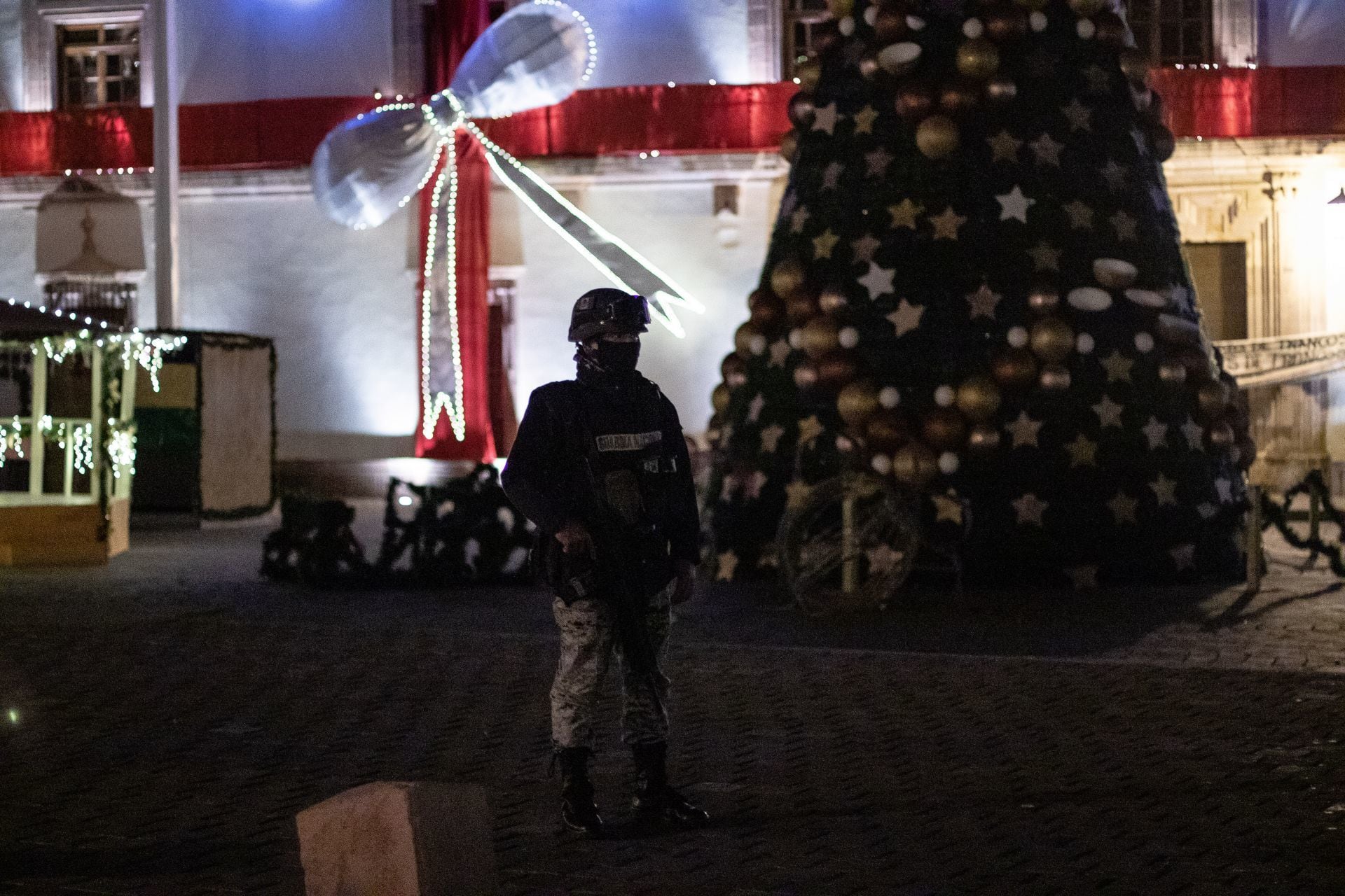 Abandonan cadáveres bajo árbol de navidad