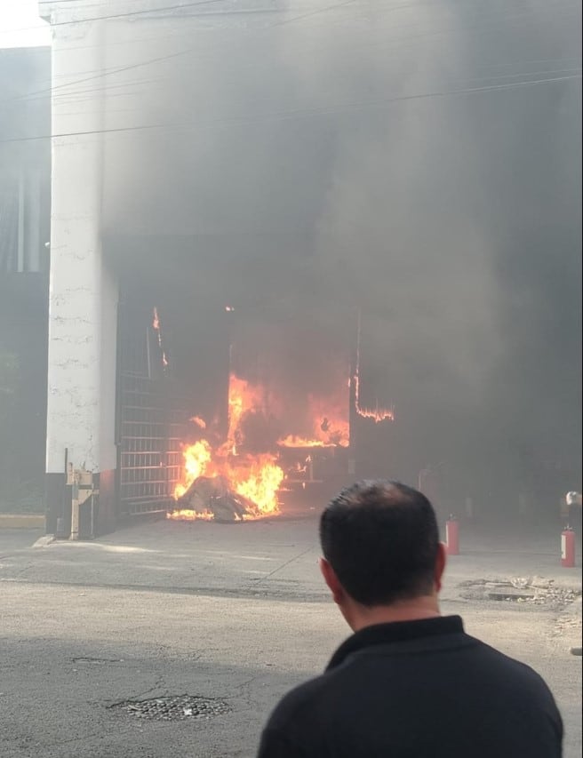 Baterías para vehículos eléctricos desatan incendio en una agencia de autos de la GAM