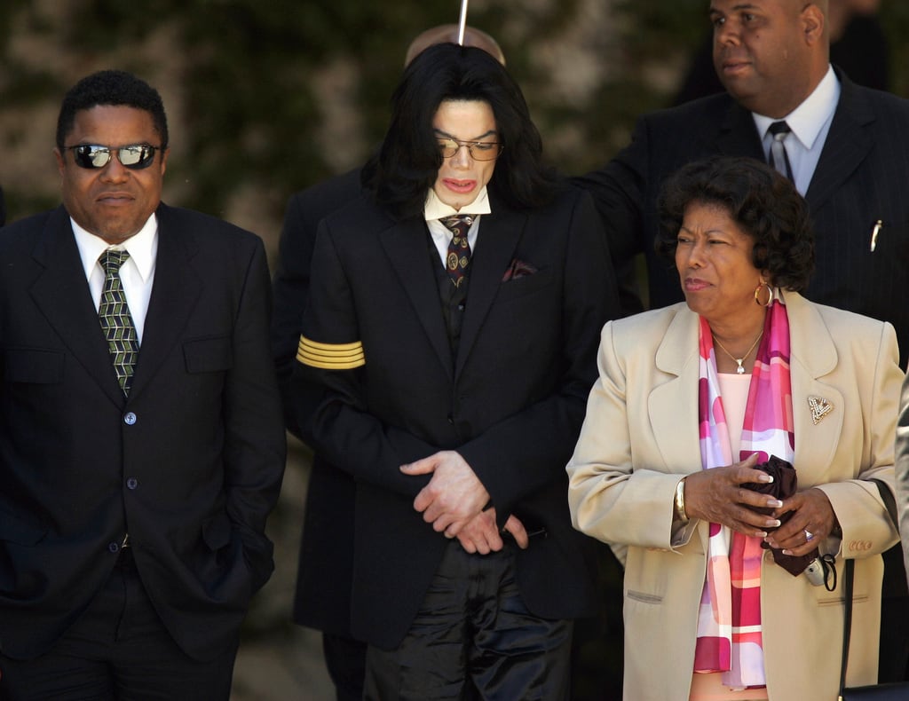 Los hermanos Tito Jackson y Michael Jackson junto a su madre Katherine