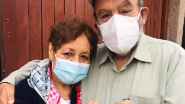 La abuelita con su esposo y la nueva perrita