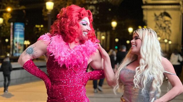 Wendy Guevara y Julián Gil como drag queen.