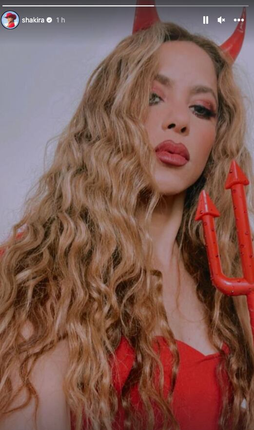 Shakira se disfraza de diabla para facturar en Halloween