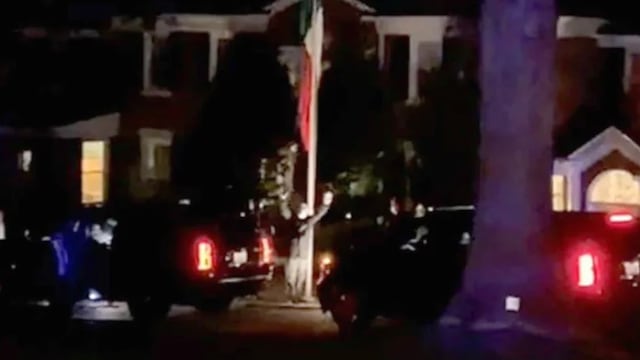 Llegada de AMLO a embajada de México