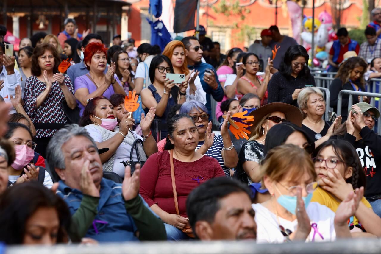 Visitantes al festival artístico en Coyoacán por el Día Internacional de la Mujer