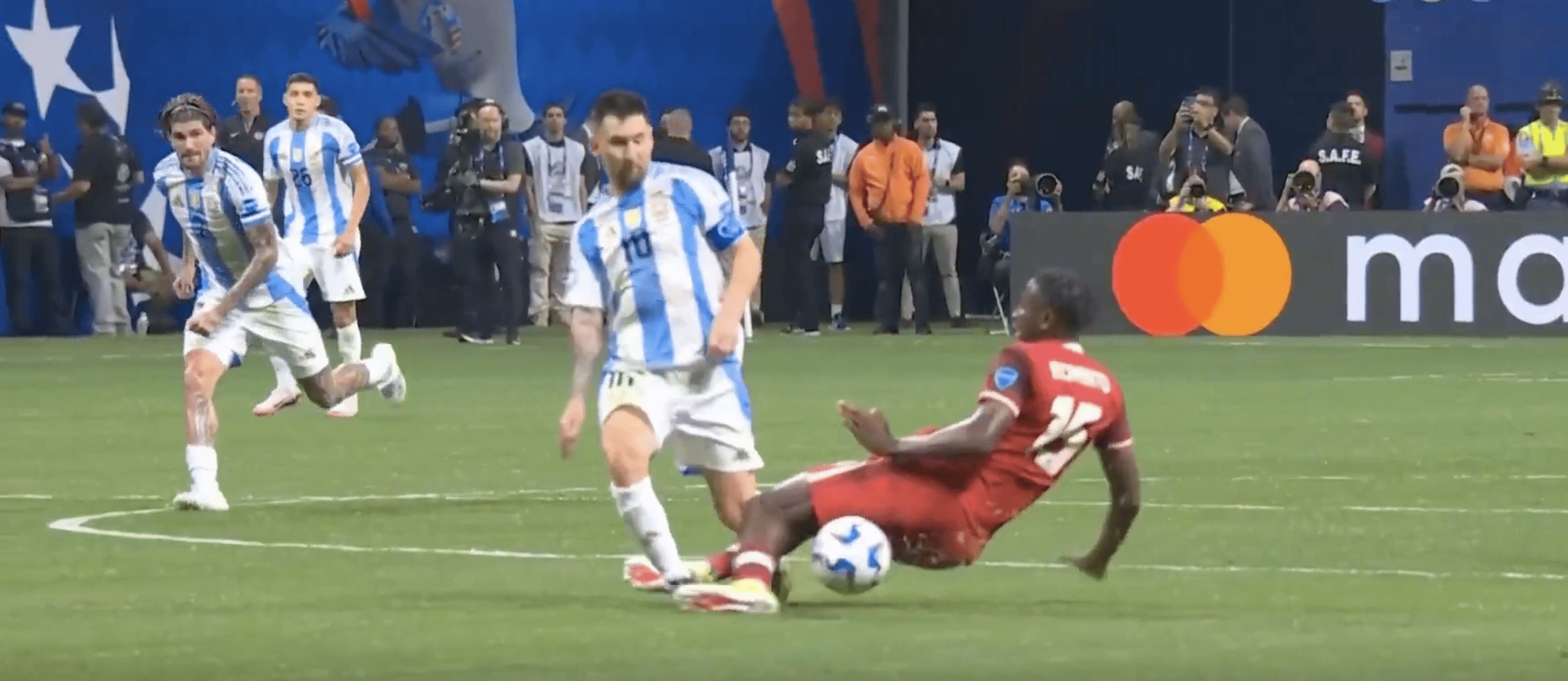 Moïse Bombito y la falta a Lionel Messi