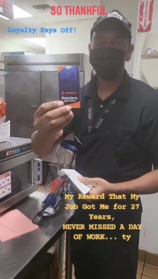 Empleado mostrando lo que recibió por 27 años de trabajo