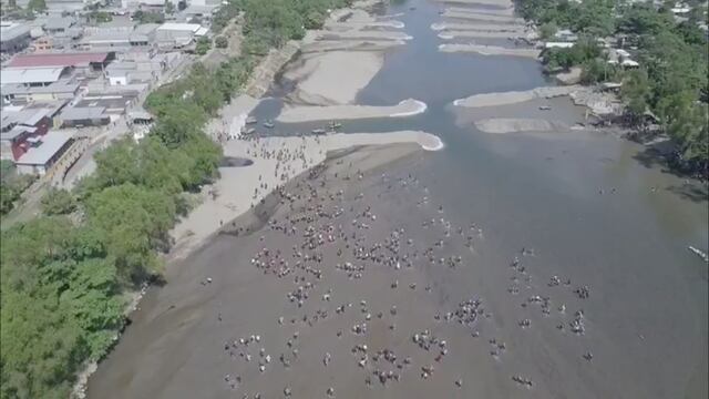 Cientos de personas ingresaron a México por el río Suchiate