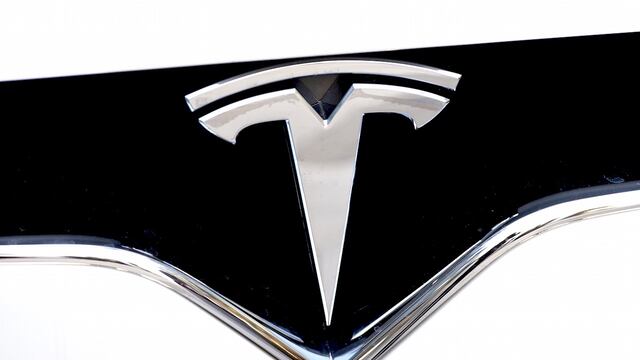 El logo de Tesla en uno de sus vehículos.